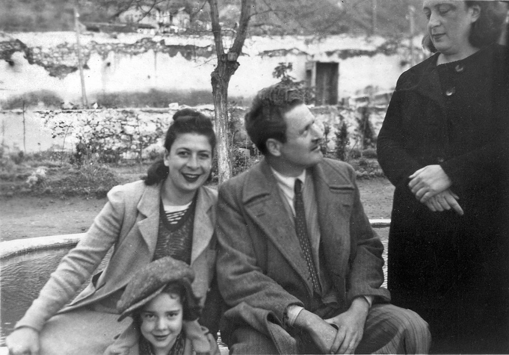 11-Nisan-1941-günü-Çekirgedeki-Servinazın-bahçesinde-Selma-Taşkın-Leyla-Nâzım-Piraye.-Nâzım-banyo-izniyle-gelmiş.