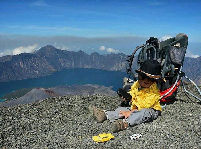meet-max-a-3-years-old-toddler-who-have-hiked-15-mountains-in-indonesia-3__700