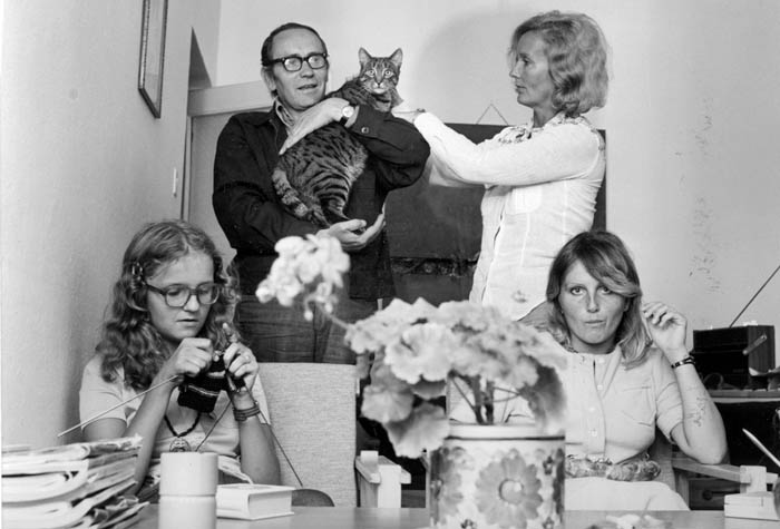Tadeusz Konwicki kedisi ve ailesi ile birlikte, Varşova, 1975, fotoğra: Michał Browarski / Forum